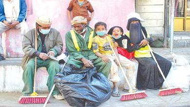 عمال النظافة "المهمشين" في اليمن.. تضحية لإسعاد الآخرين 
